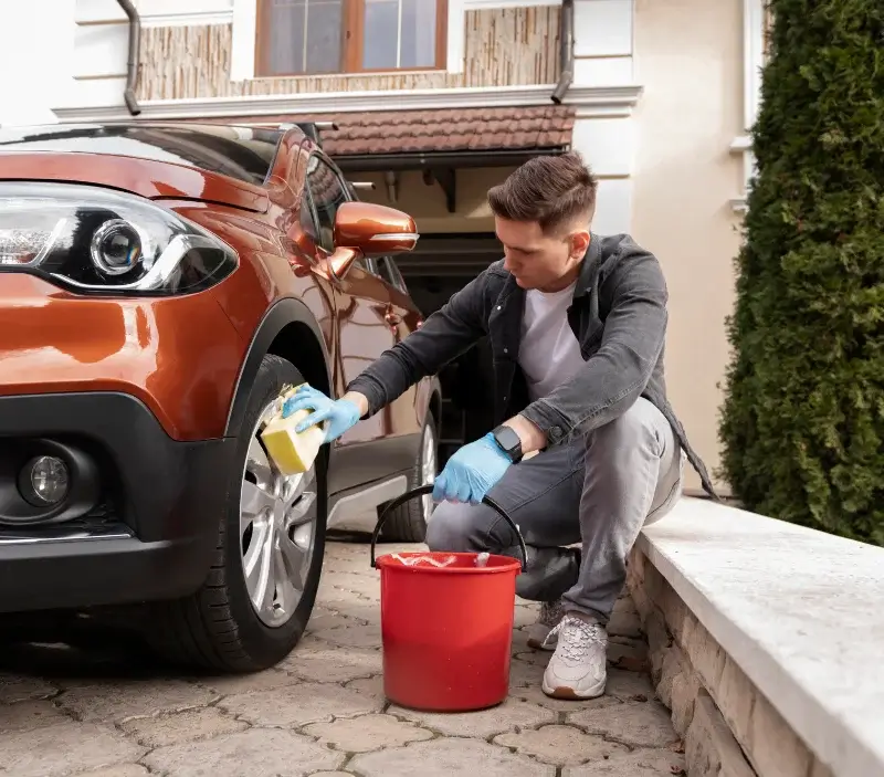 Lavage auto à domicile Les Fougerêts : professionnel intervenant sur un véhicule